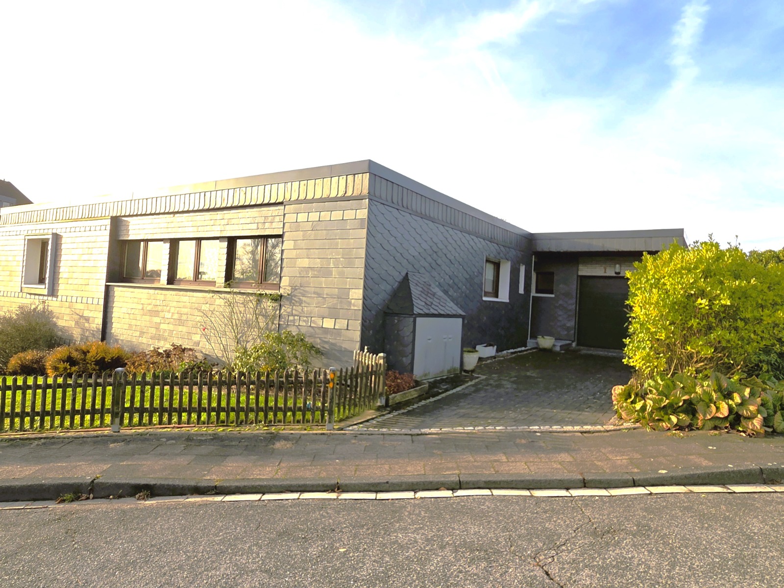 In guter und zentraler Lage von Köln-Porz, freistehendes Einfamilienhaus mit Garten, Köln Wahn, Garage, unterkellert<br />
